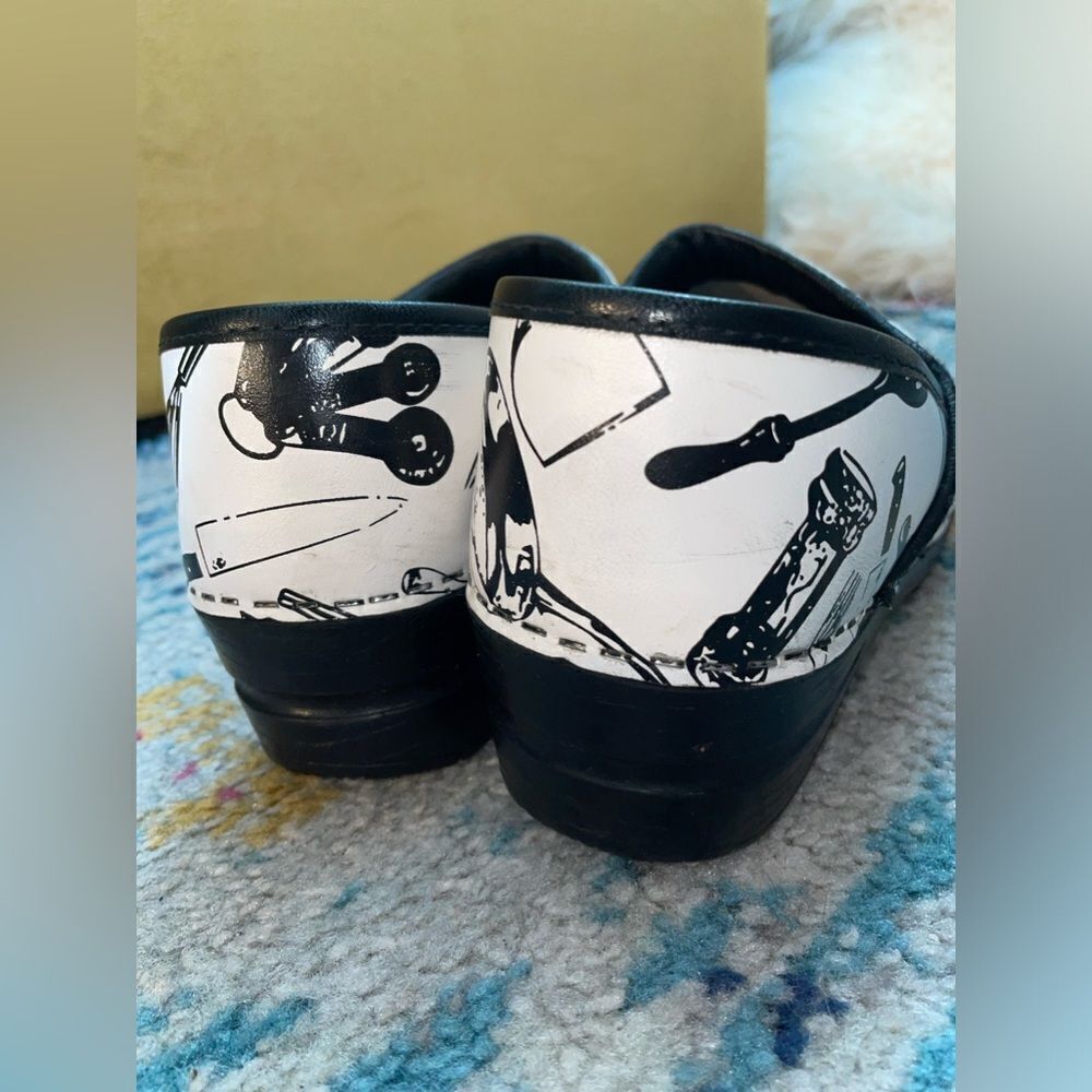 Sanita White & Black Leather Chef Utensil Print Slip On Comfort Work Clogs 38 - Picture 3 of 6